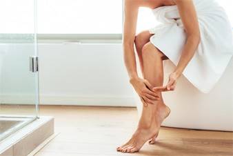 Descubre los beneficios de un post solar frente a una crema hidratante